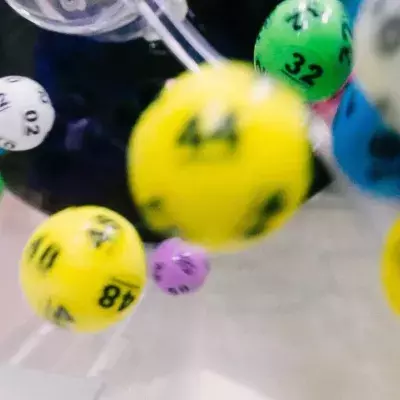 In einer Luftmisch-Lottomaschine wirbeln nummerierte Ping Pong-Bälle herum