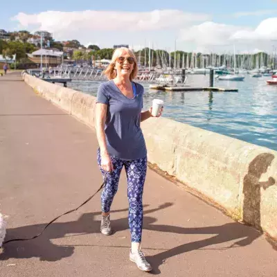 Frau zieht Adidas-Sportklamotten bei praller Hitze an, doch das bereut sie zutiefst