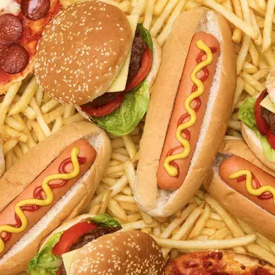 25-Jährige isst 8.000 Kalorien am Tag für Food Challenge und trotzdem sieht sie so aus!