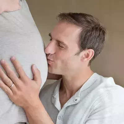 Älterer Mann mit schwangeren Frau