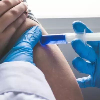 Arzt impft Patienten