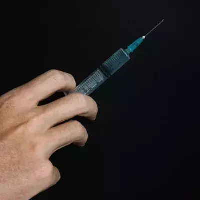 Arzt spritzt offenbar Patienten