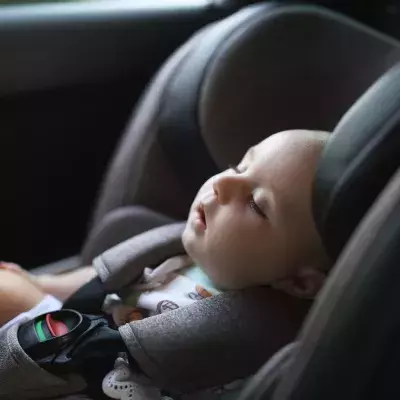 Baby bei Hitze im Auto