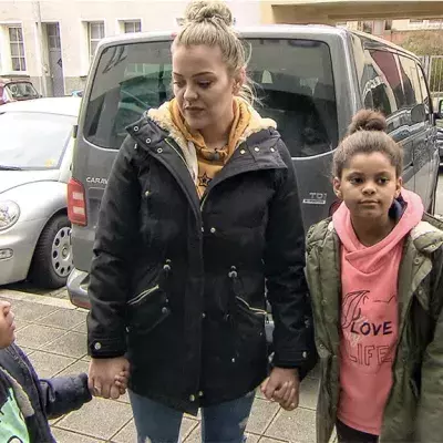 Caroline gibt ihre Kinder ab, um sie vor dem Schimmelbefall zu beschützen