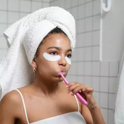 Darum ist Zähneputzen unter der Dusche nicht gut für deine Gesundheit 