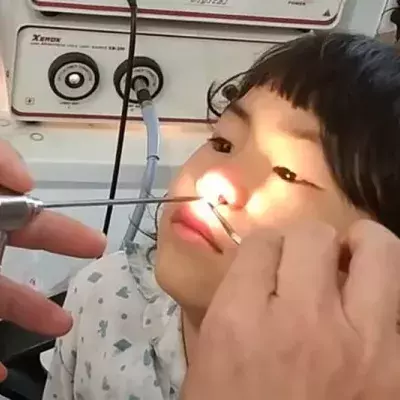 Das Mädchen hält mutig still