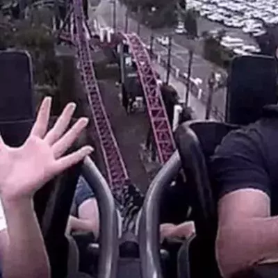 Diese junge Frau erlebt einen tierischen Schrecken auf der Achterbahn (Video)