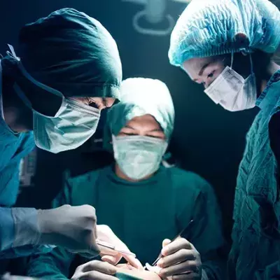 Ihr Arzt stellt nur eine Angina fest: Sie stirbt fast und muss sich zehn OPs unterziehen