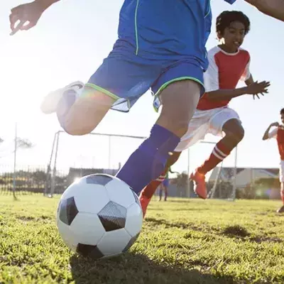Diese Jugendlichen werden beim Fußballtraining heftig überrascht: Was sie sehen, schockiert sie zutiefst