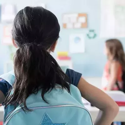 Mädchen öffnet ihren Rucksack, dann sind Mitschüler entsetzt