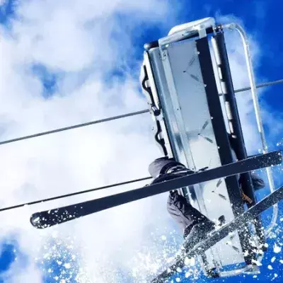 Drama am Skilift: Junge baumelt an der Hand seines Vaters. Dann haben Jugendliche verrückte Idee