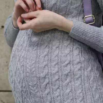 Frau weiß nichts von ihrer Schwangerschaft: Was ihr Mann mit ihr macht, verschlägt allen die Sprache
