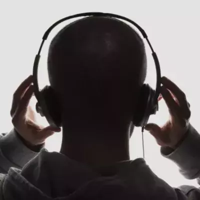 Er hört Musik: Kurz darauf findet ihn seine Mutter leblos und mit blutenden Ohren