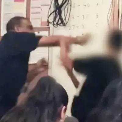 Video: Lehrer schlägt wegen krasser Aussage auf Schüler ein