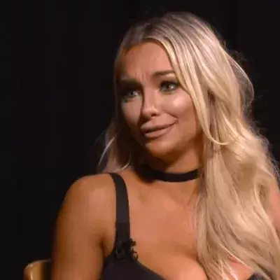 Viel Holz vor der Hütte: Lindsey Pelas leidet sehr unter ihrem riesigen Vorbau