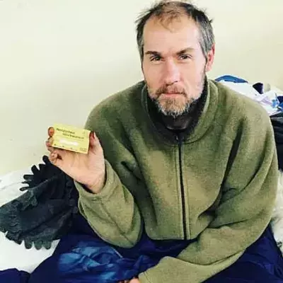 Dönerladen-Besitzer überrascht Obdachlosen mit Schnitzeljagd