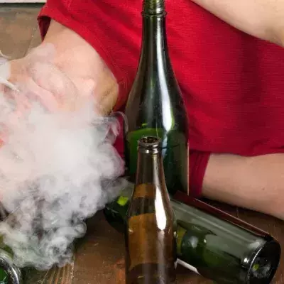 Das passiert in eurem Körper, wenn ihr gleichzeitig Alkohol trinkt und kifft