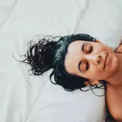 Mit Nassen Haaren schlafen: Ja oder Nein?