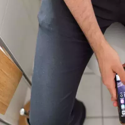 Die richtige Position auf der Toilette ist nicht mit dem Smartphone