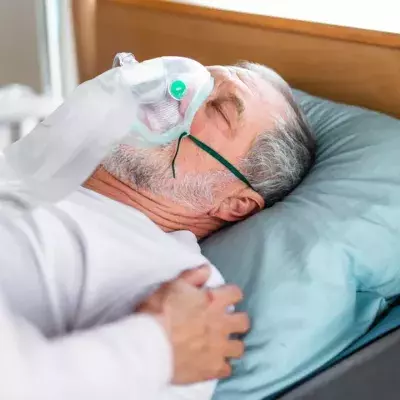 Ein Arzt praktiziert ohne Maske und steckt 100 Patienten an