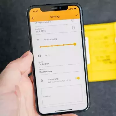 Ein digitaler Impfpass sowie ein gelbes Impfheft