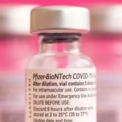 Eine Flasche mit dem Pfizer-BioNTech-Impfstoff