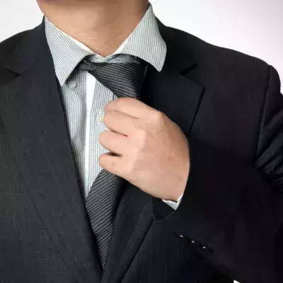 Eine Krawatte kann ganz schön einengen.