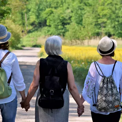 femmes, copines, nature, marcher, relation amicale, ensemble, relever, cohésion, aider, affection, générations, mère, plaisir, confiance, chemin, avenir, vieille, ménopause, connectivité, vie, excursion, bonne fête des mères, des loisirs, time out