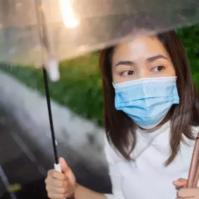 Feuchte Atemschutzmasken durch Regen sind schutzlos