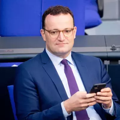 Jens Spahn hält am 18. September 2020 sein Handy im Bundestag