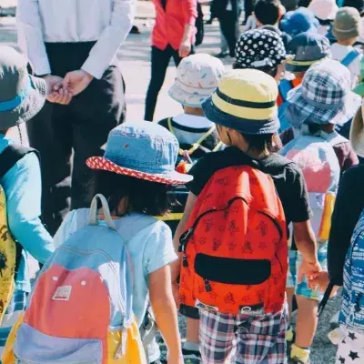 Kinder auf dem Schulweg
