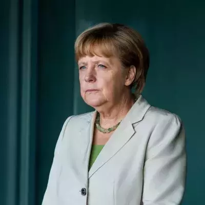 Merkel blickt nachdenklich in die Ferne