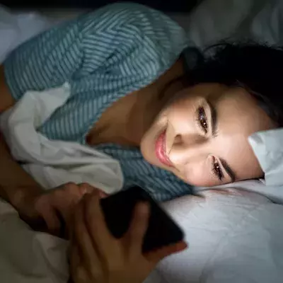 Mit dem Handy im Bett - keine gute Idee