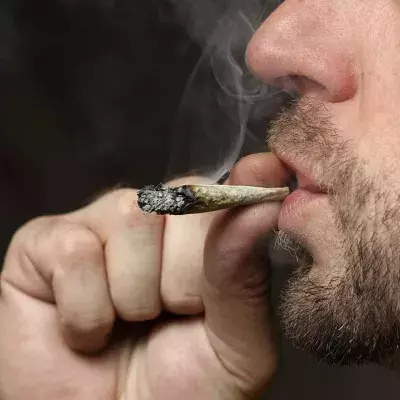 Nach dem Rauchen von synthetischem Marihuana tritt diese furchteinflößende Nebenwirkungen auf
