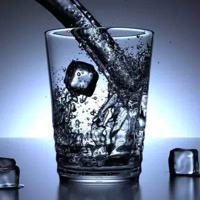 Reiseexperte verrät: Aus diesem Grund sollte man im Flugzeug niemals Wasser trinken 