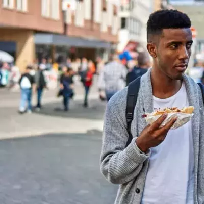 Student isst 2 Wochen lang nur beim Schnellimbiss: Diese unerwartete Folge erschreckt ihn am meisten!