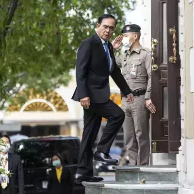 Thailands Ministerpräsident antwortet Journalisten mit Desinfektionsspray