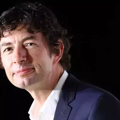 Virologe Dr. Christian Drosten posiert vor der Kamera