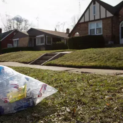 Zu Hause muss er einen Müllsack anziehen - Bild: Getty Images