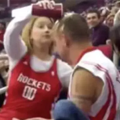 Kiss Cam: Seine Frau will ihn nicht küssen, doch seine Rache ist genial!