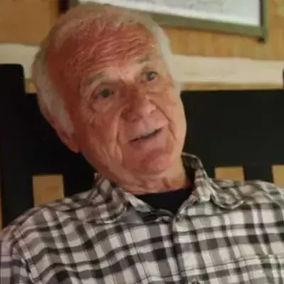 Irre Karriere: Ihr erratet nie, was dieser 85-jährige Priester heute beruflich macht!