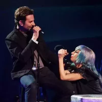 Lady Gaga: Bradley Cooper überrascht ihre Fans mit spontaner Aktion (Video)