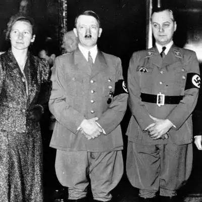 Ferdinand Sauerbruch, Gerdy Troost und Adolf Hitler (von links nach rechts)