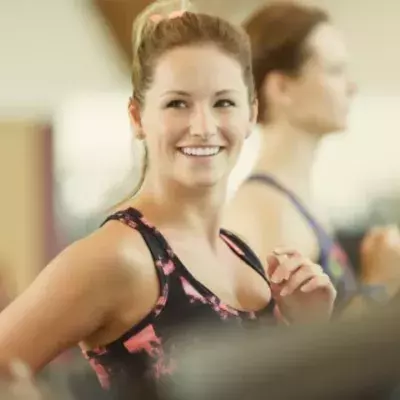 Flirten im Gym: So flirtest du erfolgreich mit einer Sportlerin