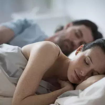 Frau glaubt, sie liegt mit ihrem Freund im Bett