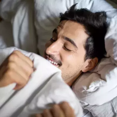 Mann im Bett