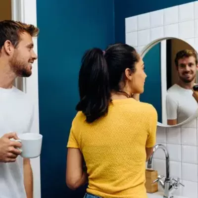 Mann und Frau im Badezimmer
