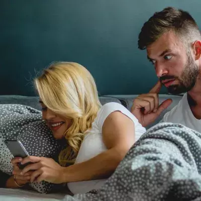 Mann und Frau im Bett