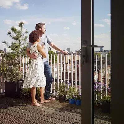 Paar geht am Balkon bis ans Äußerste, dann passiert das Unglück