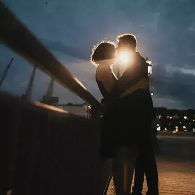 Sie geht splitternackt auf ein Tinder-Date und der Typ merkt es nicht einmal